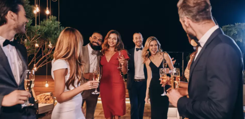 Groupe de croisiéristes en tenue de soirée lors d'une fête à un bord d'un bateau