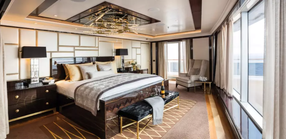 L'une des chambres de la Suite Regent, à bord du Regent Seven Seas Explorer