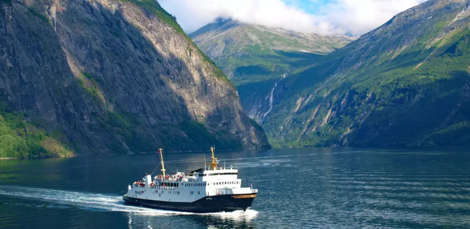Lors de votre arrivée au port de Geiranger, vous découvrirez un village niché au cœur des fjords