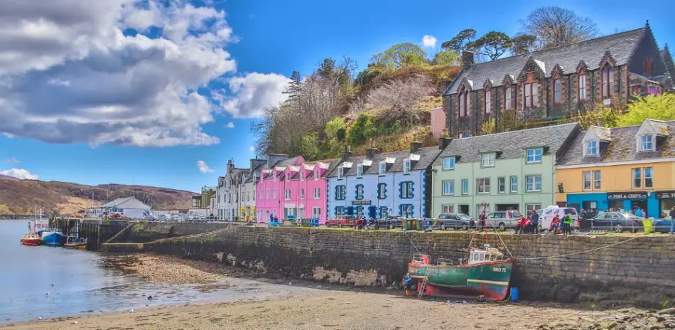 Le pittoresque port de Portree qui vous plonge dans la campagne écossaise dès votre arrivée en bateau