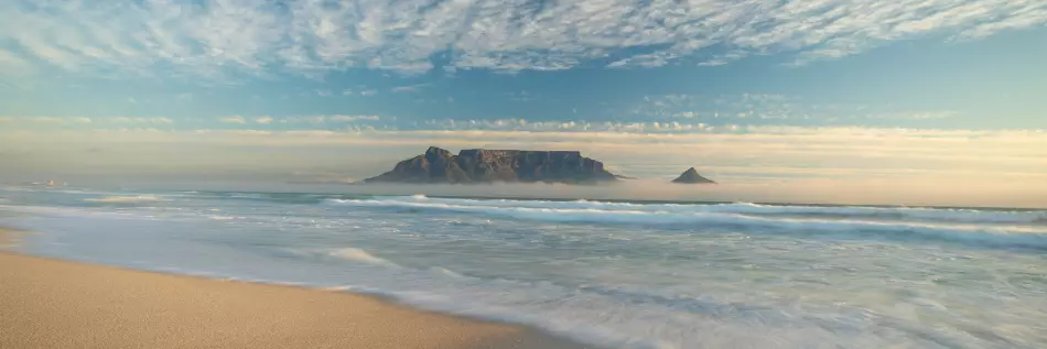 Table Mountain, montagne en Afrique du Sud qui surplombe la ville du Cap