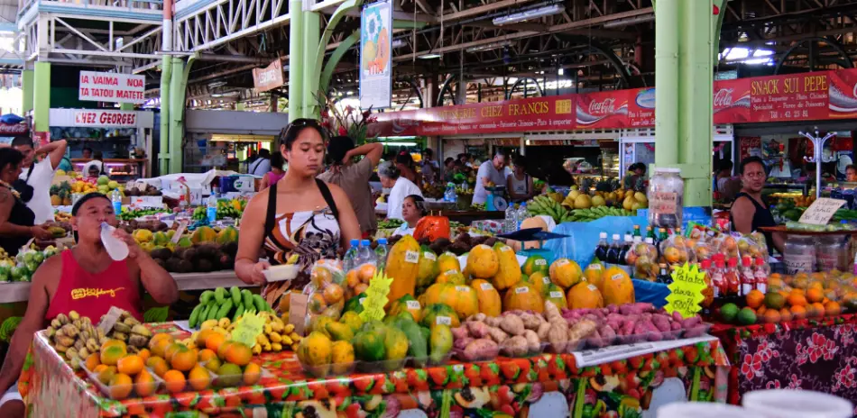 Le marché de Papeete, un lieu où vous retrouverez notamment un large choix de fruits, d'objets d'artisanat et divers articles souvenirs.