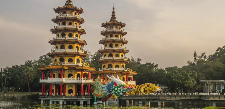 Les pagodes du Dragon et du Tigre, Lac du Lotus, Taïwan