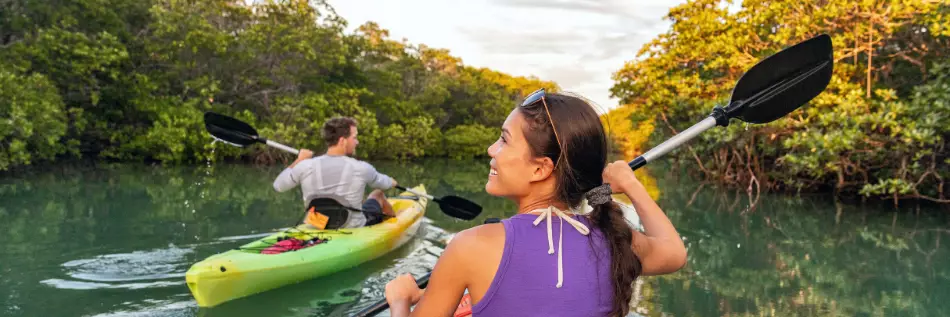 Un couple de touriste profitant d'une ballade en kayak