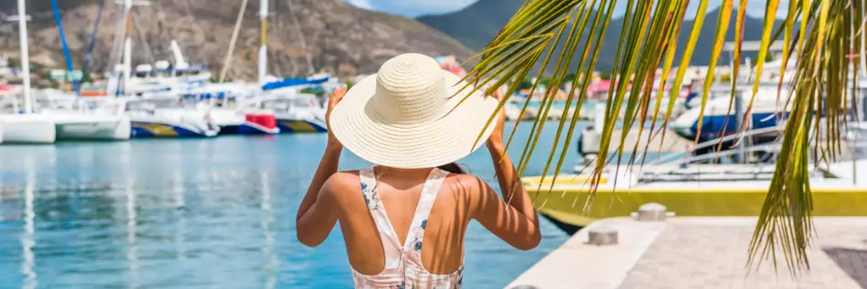 Jeune femme avec un chapeau soleil dans le port de Philipsburg, Saint-Martin,  île des Caraïbes.