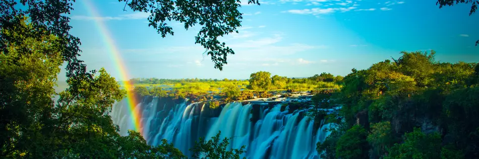 Les chutes Victoria sont des chutes d'eau situées sur le fleuve Zambèze.