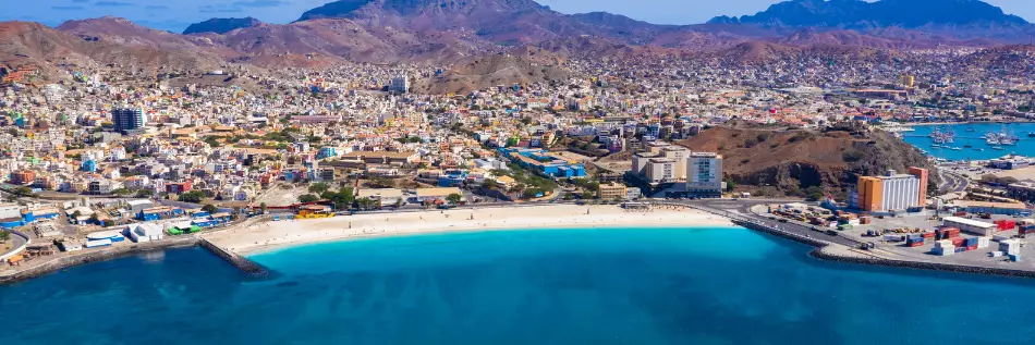 Vue de la ville de Mindelo depuis la plage de Laginha, Cap-Vert