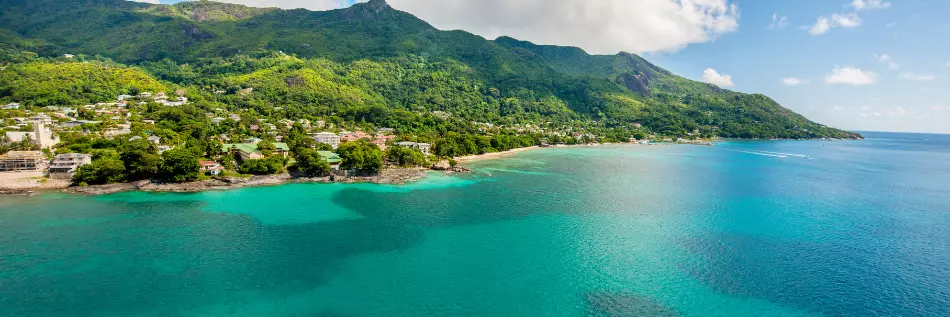 Vu aérienne sur la ville de Mahé aux Seychelles