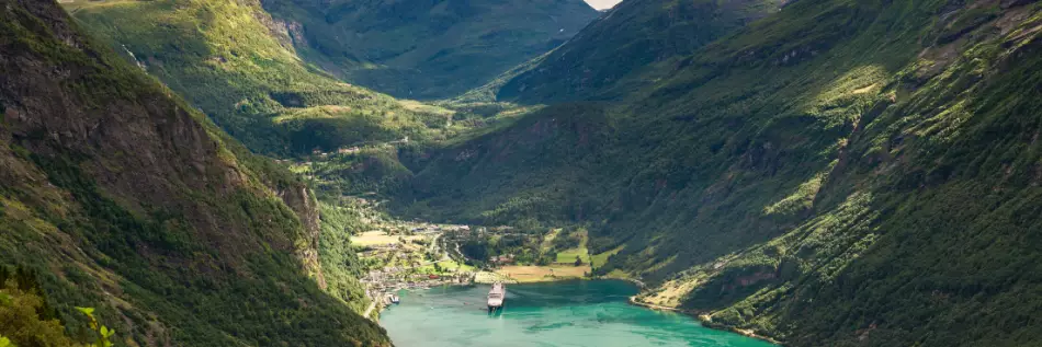 Le Geirangerfjord et au milieu le village de Geiranger, Norvège.