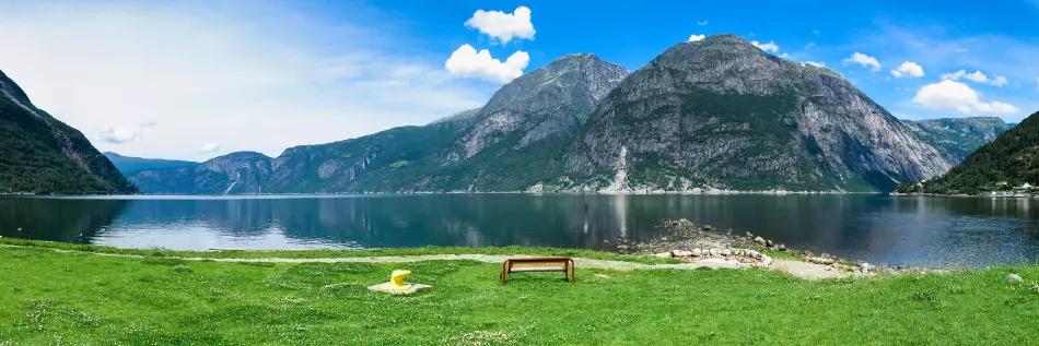 Vue sur le Hardangerfjord depuis le village d'Eidfjord, Norvège