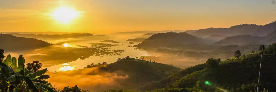 Levée du soleil sur la fleuve du Mékong dans le district de Sangkhom, au nord-est de la Thaïlande