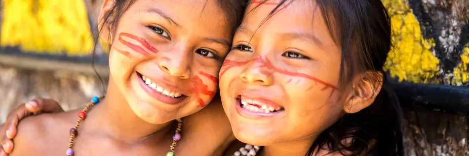 Jeunes filles brésiliennes autochtones en Amazonie, Brésil