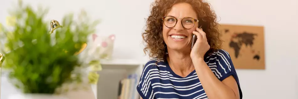 Femme souriante au téléphone