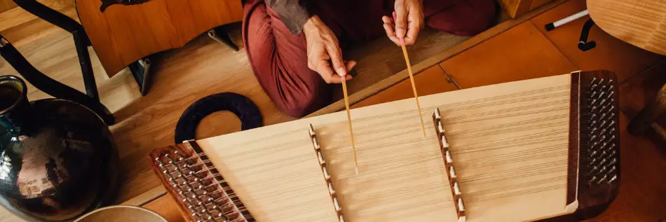 Musicien jouant du cymbalum, un instrument à cordes originaire d'Hongrie