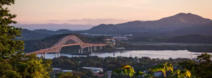 Le canal de Panama éclairé par le coucher du soleil