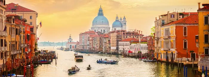 Le canal de Venise avec la basilique de la ville