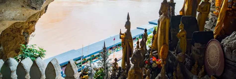 Statues de Buddha dans les grottes de Pak Ou à Luang Prabang, Laos