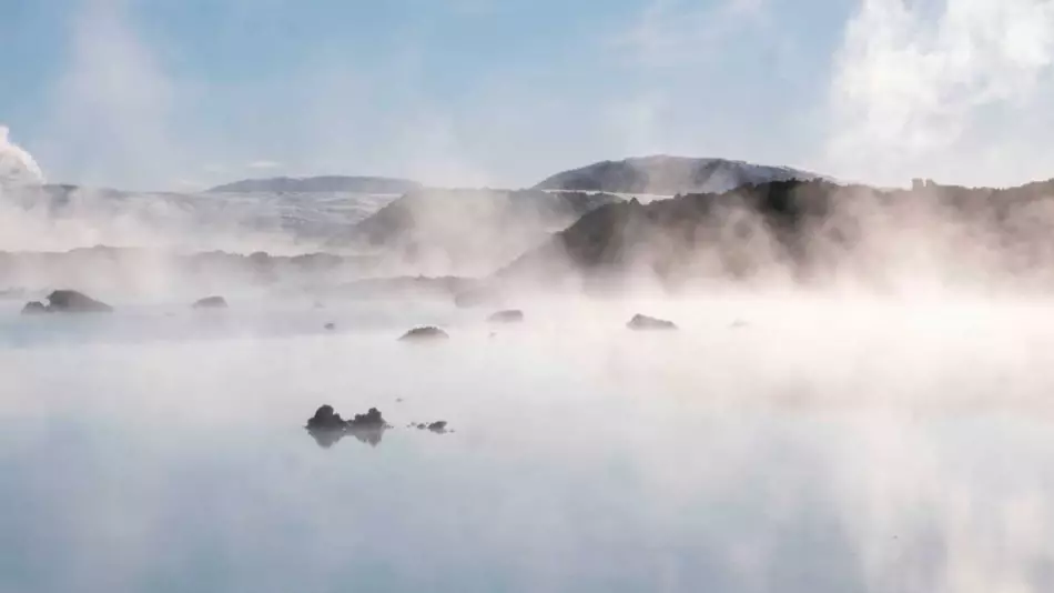 Vapeurs et volutes d'eau chaudes au Blue Lagoon