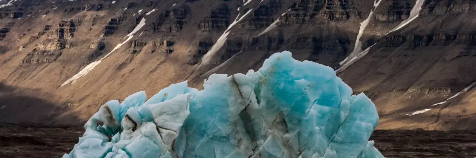 Les derniers jours d'un iceberg à Bellsund, Svalbard, Arctique