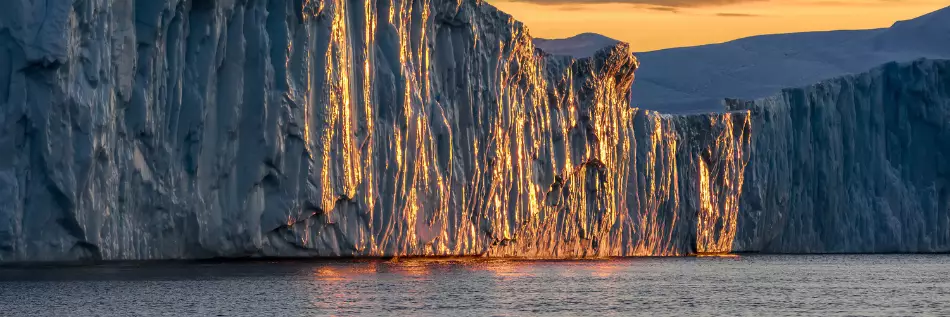 Icebergs pittoresques de différentes formes provenant du glacier de Jakobshavn dans la baie de Disko