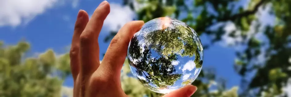 Jeune homme tenant dans sa main une sphère en verre