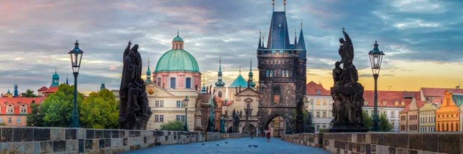Le centre historique de Prague avec dans le fond L'église Saint-Nicolas