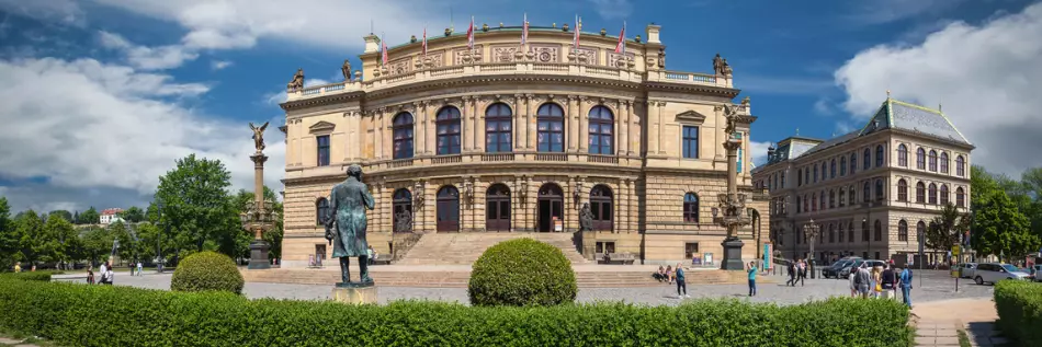 Vue du Rudolfinum historique à Prague, République Tchèque
