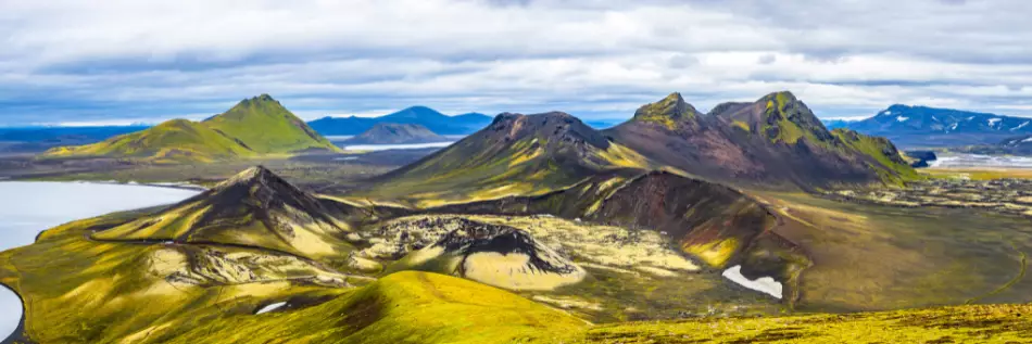 Belles montagnes volcaniques colorées Landmannalaugar en Islande