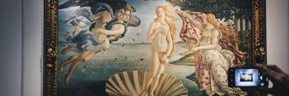 Touristes admirant le tableau La naissance de Vénus de l'artiste italien Sandro Botticelli à la Galerie des Offices à Florence