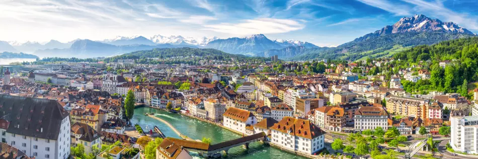 Centre historique de Lucerne avec le célèbre pont de la Chapelle et le lac de Lucerne, Suisse