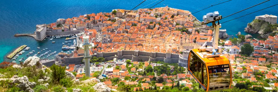 Vue panoramique aérienne de la vieille ville de Dubrovnik avec le célèbre téléphérique, Croatie