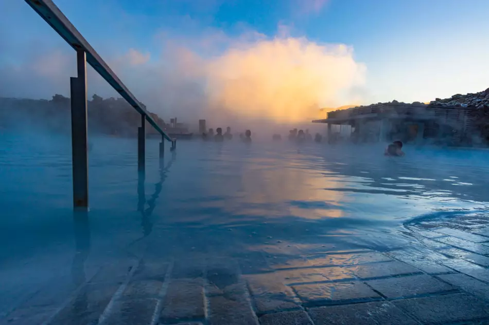 Entrez dans l'eau du Blue Lagoon