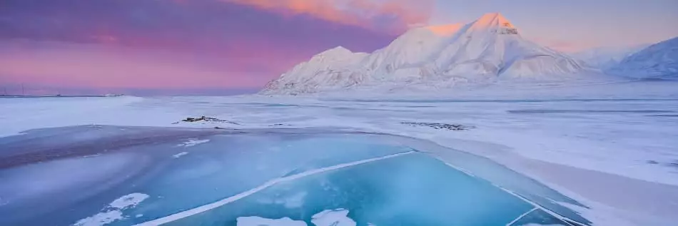 Paysage nordique nature des montagnes de Spitsbergen Longyearbyen Svalbard océan arctique journée polaire d'hiver ciel rose