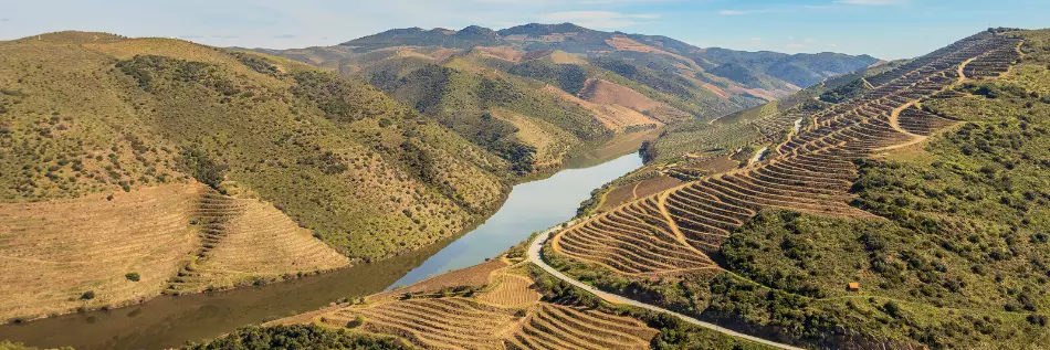 Paysage de la rivière Douro qui serpente à travers les montagnes des vignobles du port, à Vila Nova de Foz Coa, Portugal