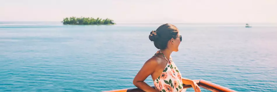 Femme en croisière se reposant sur le balcon avec une vue sur l'océan