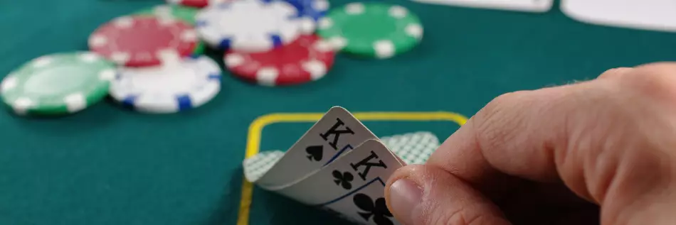 Joueur de poker consultant son jeu de cartes