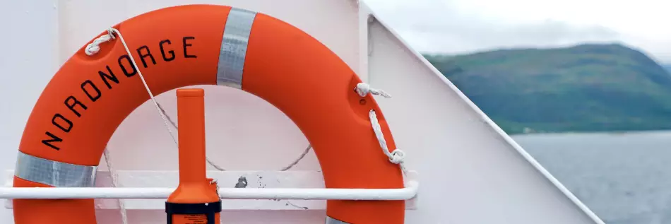 Bouée de sauvetage accrochée sur un bateau de croisière