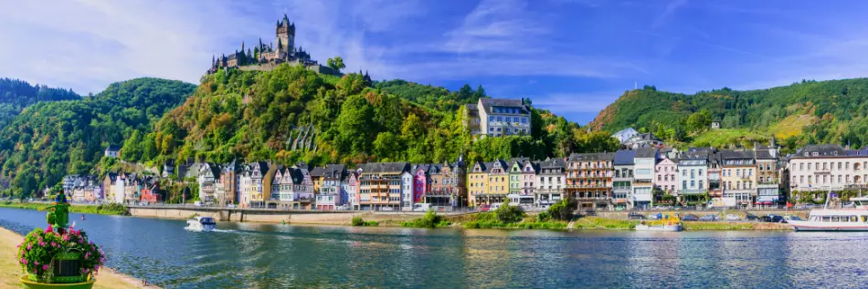 Vue sur la ville de Cochem et son château, étape phare d'une croisière sur le Rhin