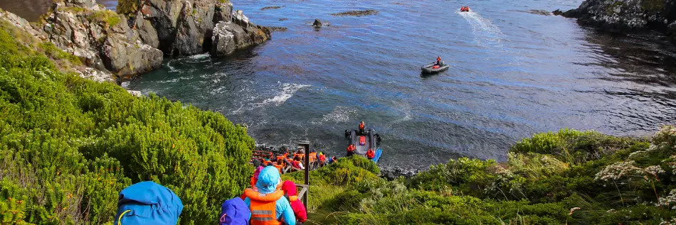 Passagers prêts à rejoindre leur bateau de croisière après une excursion sur l'Île du Cap Horn