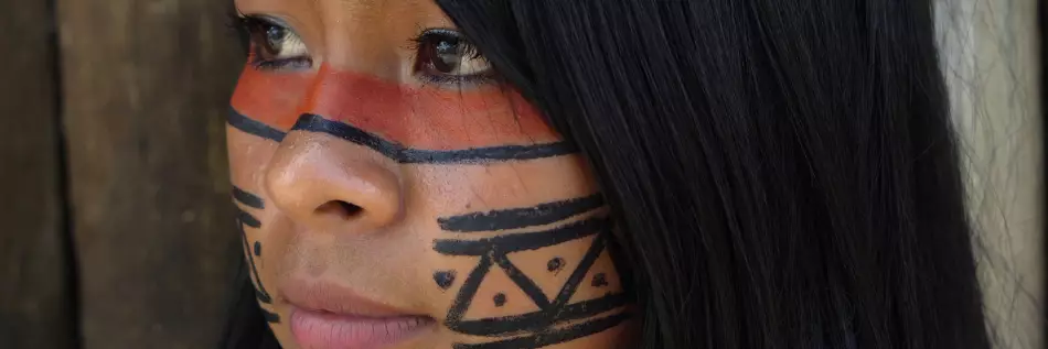Femme brésilienne indigène dans une tribu amazonienne