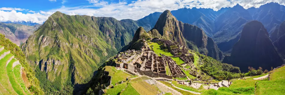 Panorama sur le Machu Picchu : un site inca situé dans la région de Cusco au Pérou.