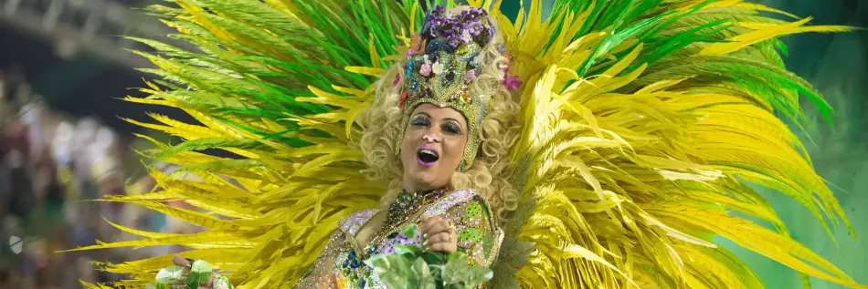 Danseuse lors de la parade du Carnaval de Rio de Janeiro au Brésil