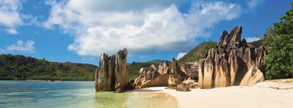 Les étranges blocs visibles sur une plage de l'Île Curieuse aux Seychelles
