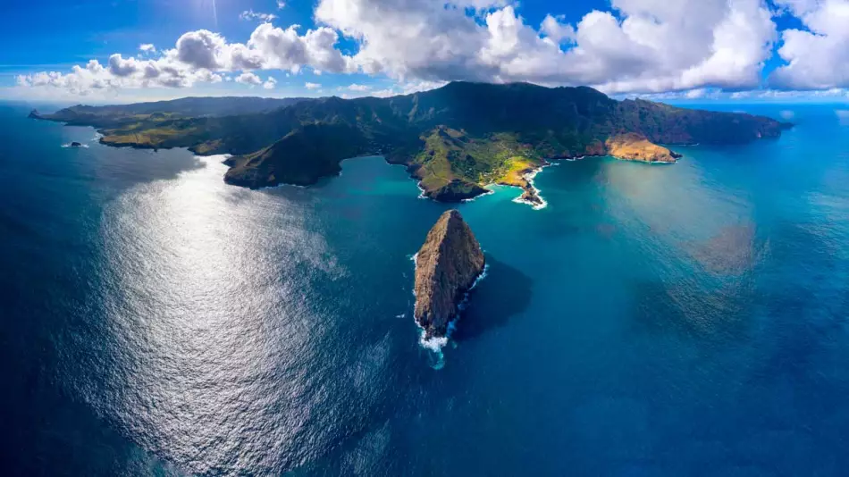 Vue de la mer et des terres de l'île de Ua Huka dans les Îles Marquises