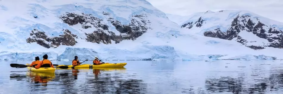 Activité de Kayak dans la péninsule en Antarctique