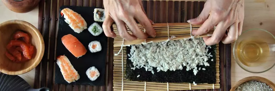 Leçon  de cuisine au Japon sur la préparation de sushis