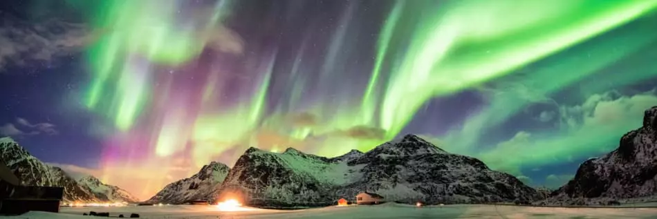 Aurores boréales au-dessus de la montagne à Skagsanden, îles Lofoten, Norvège