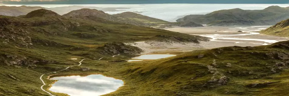 Vue du sommet du Pain de sucre jusqu'à la vallée de Sandflugtdalen et la calotte glaciaire du Groenland, Kangerlussuaq, ouest du Groenland