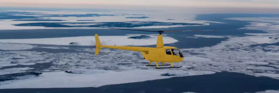 Hélicoptère survolant une mer de glace, une excursion polaire grandiose