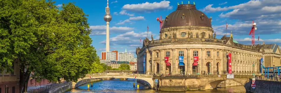 Vue sur le Museumsinsel (île aux musées) avec la rivière Spree et la célèbre tour de télévision en arrière-plan, Berlin, Allemagne.